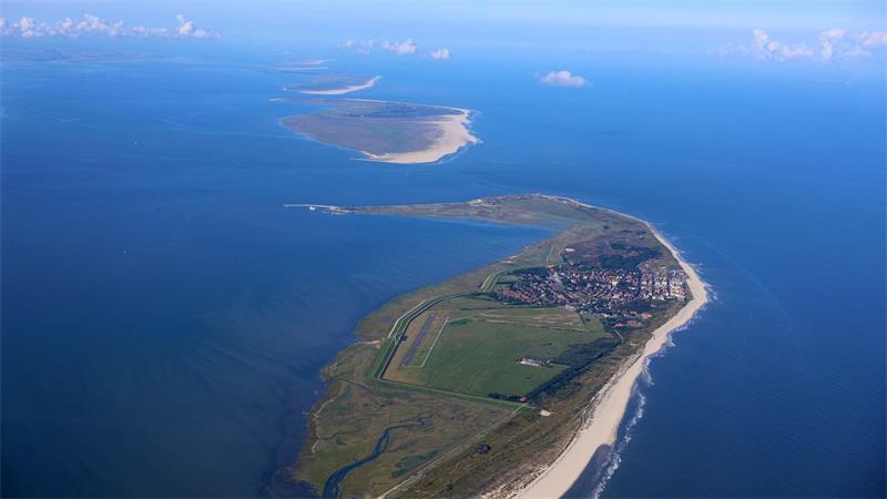 Nördlich der Insel Wangerooge eilen Seenotretter zu einem Katamaran mit Mastbruch. (Symbolbild)