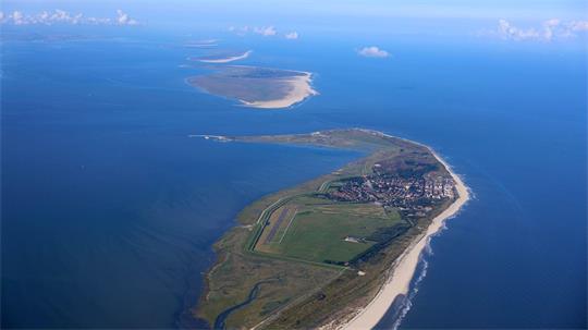 Nördlich der Insel Wangerooge eilen Seenotretter zu einem Katamaran mit Mastbruch. (Symbolbild)