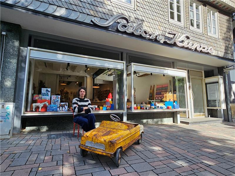 Leerstandswettbewerb: Neues Leben für verwaiste Geschäfte? Nora Hoyer Sepulveda öffnet als erste Teilnehmerin des Leerstands-Wettbewerbs ihr Geschäft an der Marktstraße. Foto: Sowa