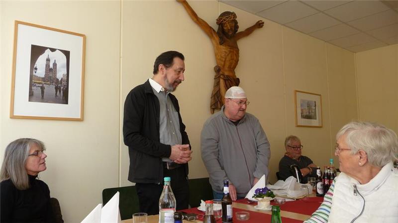 Norbert Fernkorn (l.) erhält die Ernennungsurkunde von Falko Stegemann überreicht.