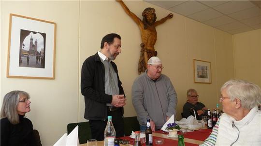 Norbert Fernkorn (l.) erhält die Ernennungsurkunde von Falko Stegemann überreicht.