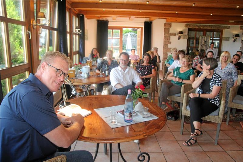 Norbert Heisterkamp stellt im Landhaus „Foresta“ seine Autobiografie „Wenn ich morgen nicht komme, dann bin ich beim Film“ vor. Foto: Eggers