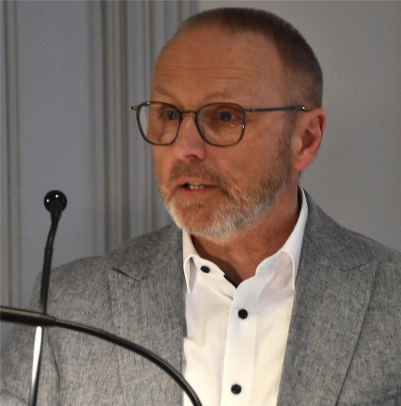 Noch geheim: Diese Goslarer treten für die CDU zur Ratswahl an Mann mit Brille, grauem Sakko und weißem Hemd steht vor einem Mikrofon