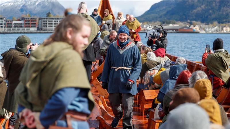 Nordfjordeid in Stad: Kronprinz Haakon auf dem Myklebust-Schiff – Fund aus Grabhügel am Hof Myklebust