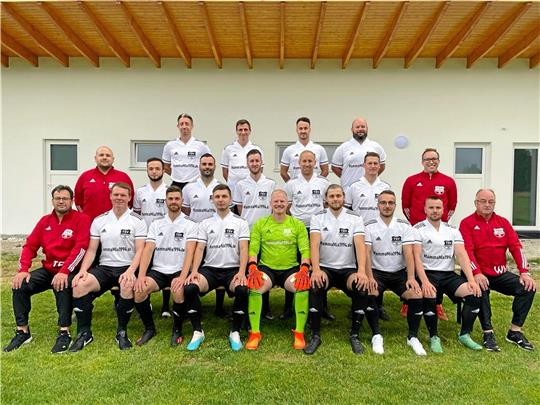 Nordharzligist TSV Münchehof posiert für sein Mannschaftsfoto vor dem neuen Funktionsgebäude, das er möglichst noch in diesem Jahr beziehen will. Rein sportlich soll es hoch hinaus gehen. Foto: Privat
