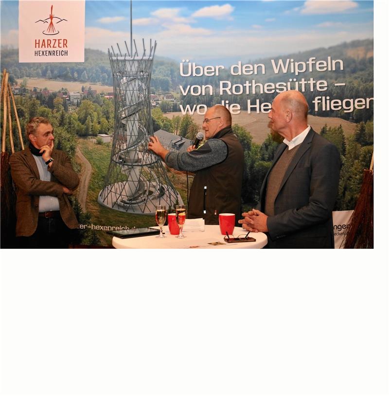 Nordhausens Landrat Matthias Jendricke (Mitte) erklärt dem Architekten Claus Worschech und Thüringens Wirtschaftsminister Wolfgang Tiefensee (re.) die Konstruktion des Aussichtsturms, der bei Rothesütte entstehen soll. Foto: Piper