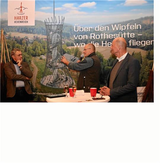 Nordhausens Landrat Matthias Jendricke (Mitte) erklärt dem Architekten Claus Worschech und Thüringens Wirtschaftsminister Wolfgang Tiefensee (re.) die Konstruktion des Aussichtsturms, der bei Rothesütte entstehen soll. Foto: Piper