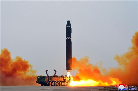 Nordkorea hat eine Interkontinentalrakete in Richtung Ostmeer abgefeuert.