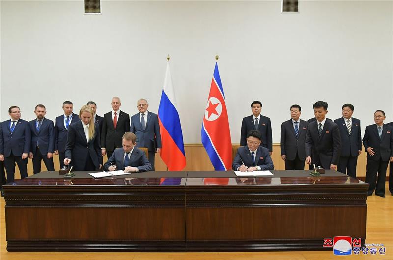 Nordkoreas Außenwirtschaftsminister Yun Jong-ho (r) und Alexander Kozlow, russischer Minister für natürliche Ressourcen, unterzeichnen ein Protokoll über die Ausweitung ihrer Zusammenarbeit.