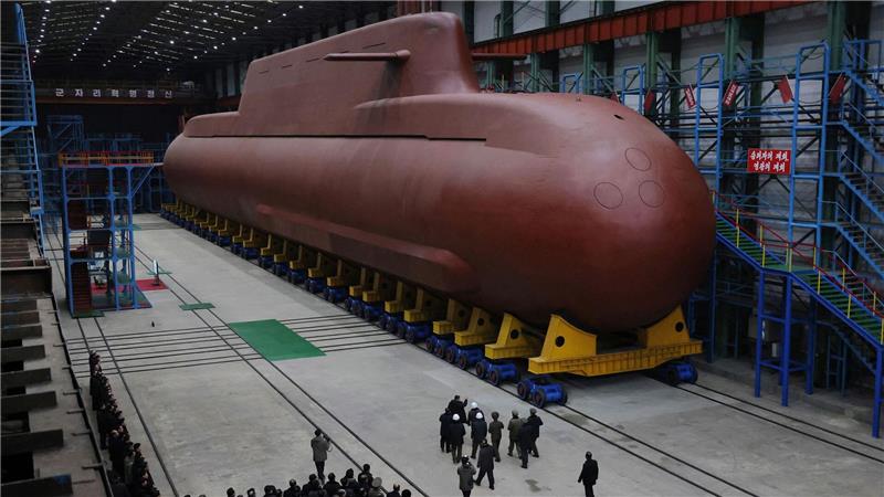 Nordkoreas Machthaber Kim Jong Un besichtigt U-Boot-Werft.