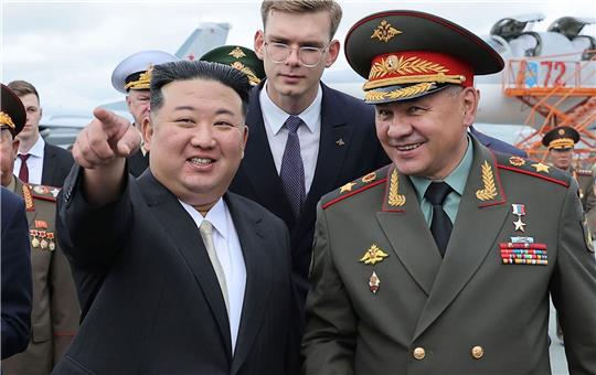 Nordkoreas Machthaber Kim Jong Un (l.) bei einem Besuch im September neben dem russischen Verteidigungsminister Sergej Schoigu  auf dem internationalen Flughafen von Wladiwostok.