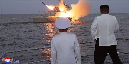 Nordkoreas Machthaber Kim Jong Un (r) bei einem Besuch einer Marine-Einheit und dem Test zum Abschuss von Marschflugkörpern.