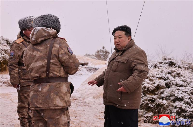 Südkorea: Nordkorea feuert abermals Marschflugkörper ab Nordkoreas Machthaber Kim Jong Un (r) beobachtet den Testabschuss eines strategischen U-Boot-Marschflugkörpers.