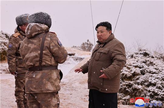 Nordkoreas Machthaber Kim Jong Un (r) beobachtet den Testabschuss eines strategischen U-Boot-Marschflugkörpers.