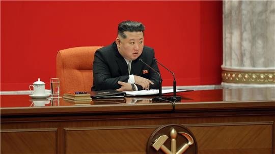 Nordkoreas Machthaber Kim Jong Un rückt von dem jahrzehntelangen Ziel einer Wiedervereinigung mit Südkorea ab. (Archivbild)