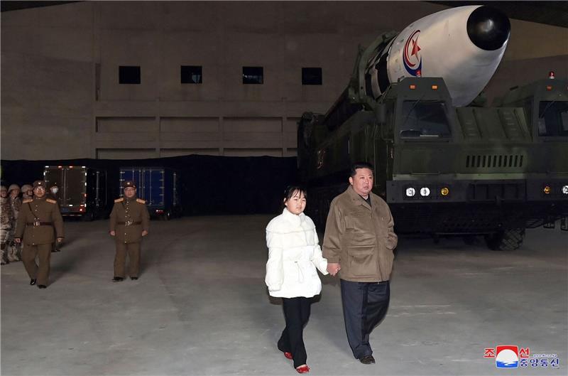 Nordkorea enthüllt erstmals Fotos von Kims Tochter Nordkoreas Machthaber Kim Jong-un zeigt sich erstmals in Begleitung seiner Tochter.