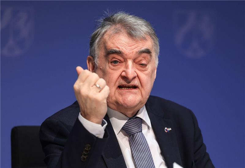 Hacker-Netzwerk enttarnt: Erste Hinweise auf Hintermänner Nordrhein-Westfalens Innenminister Herbert Reul (CDU) bei einer Pressekonferenz in Düsseldorf.