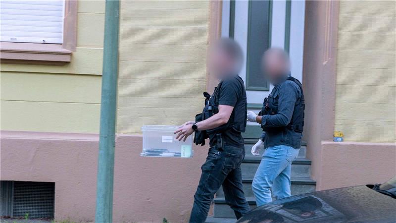 Razzia nach Terrorverdacht: Was wir wissen - und was nicht Nordrhein-Westfalens Innenminister Herbert Reul (CDU) sagte, die Polizei habe mögliche Terrortaten gestoppt.