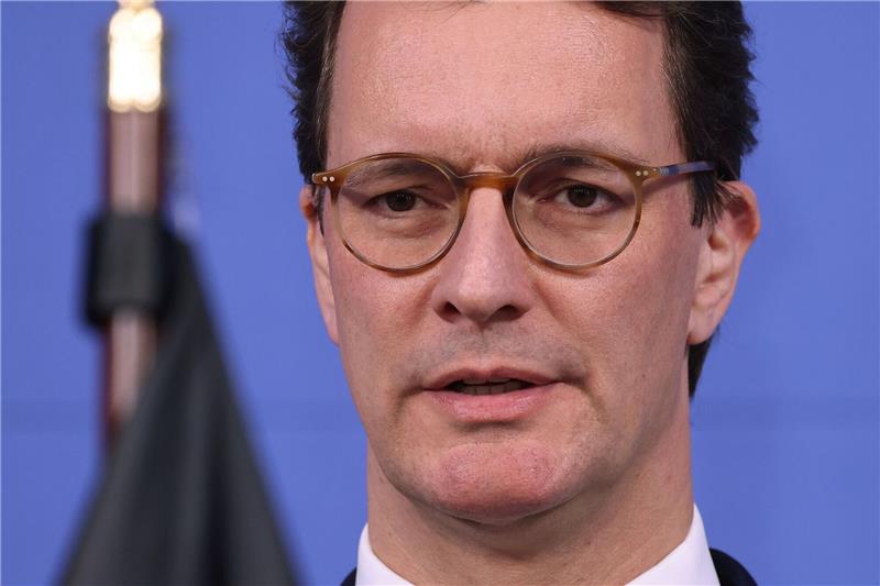 Abi-Verschiebung in NRW - Schulministerin in Erklärungsnot Nordrhein-Westfalens Ministerpräsident Hendrik Wüst.