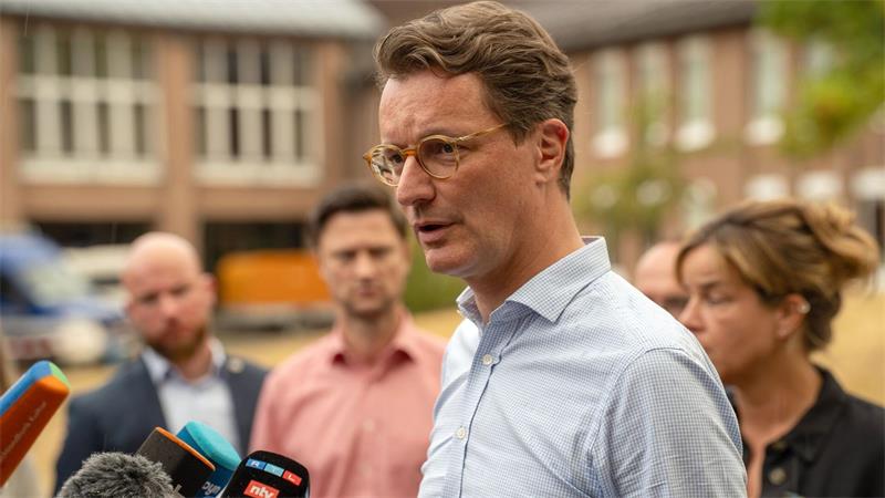 „Danke für Euren Einsatz“ - Der Kampf gegen den Waldbrand Nordrhein-Westfalens Ministerpräsident Hendrik Wüst (CDU) sprich während seines Besuchs bei Einsatzkräften mit Medienvertretern.