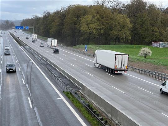Normalerweise gilt an Sonntagen ein Fahrverbot von 0 bis 22 Uhr für Lastwagen mit einem zulässigen Gesamtgewicht von über 7,5 Tonnen.