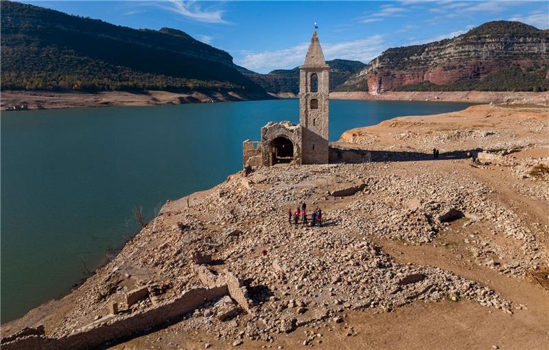 Normalerweise von Wasser bedeckt: Eine Kirche und die Überreste eines alten Dorfes im Stausee von Sau in Spanien.