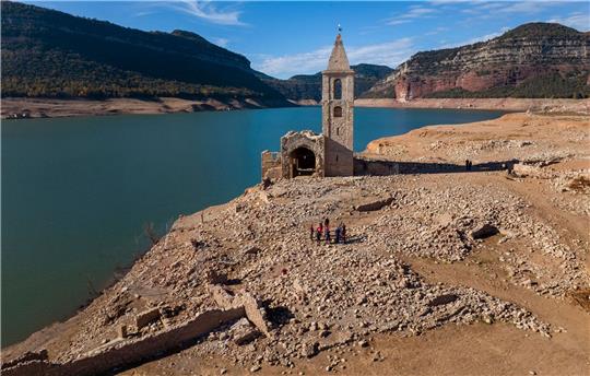 Normalerweise von Wasser bedeckt: Eine Kirche und die Überreste eines alten Dorfes im Stausee von Sau in Spanien.