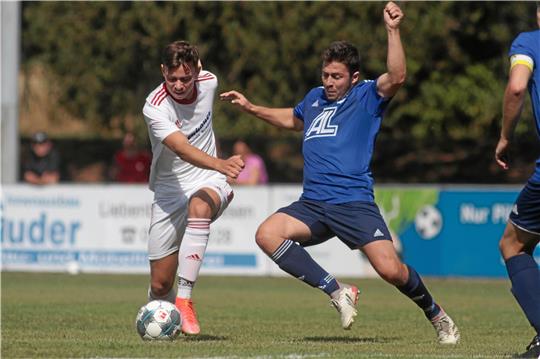 Norman Gottschlich (re.) und Schlusslicht FC Othfresen sind am Sonntag beim Tabellenzweiten Fortuna Lebenstedt im Einsatz. Der FCO sucht jedoch noch immer seine Form und geht als klarer Außenseiter in die Partie. Foto: Gietemann