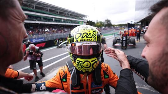 Norris feiert den Sieg mit seinem Team.