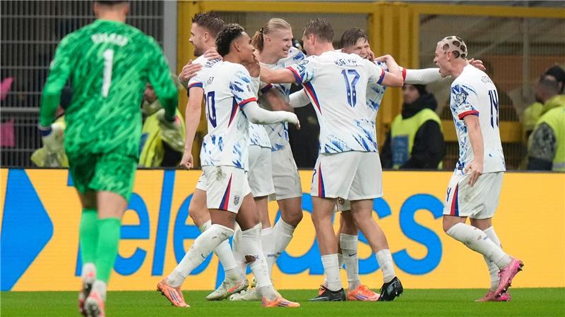 Norwegen und Torjäger Erling Haaland (Mitte) freuen sich nach einem 4:1 in Italien auf die erste WM-Teilnahme seit 1998.