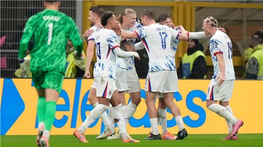 Norwegen und Torjäger Erling Haaland (Mitte) freuen sich nach einem 4:1 in Italien auf die erste WM-Teilnahme seit 1998.