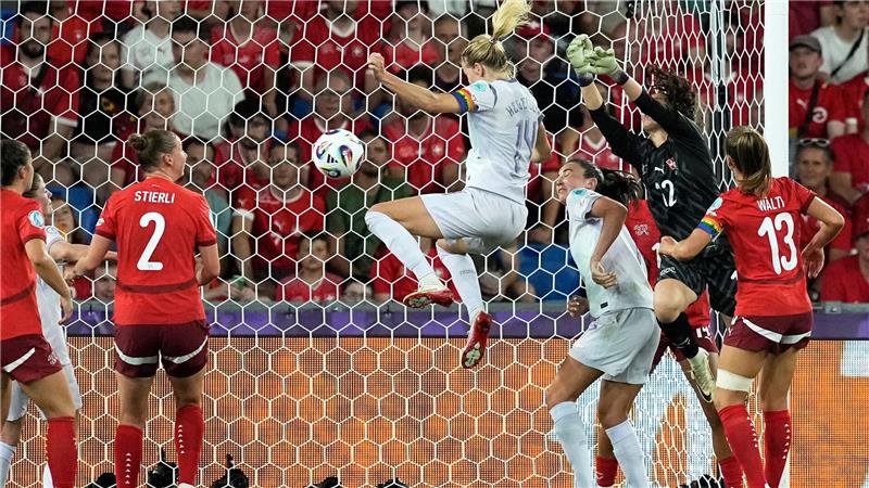 Viel los in Basel: Schweiz verpatzt Auftakt in Heim-EM Norwegens Ada Hegerberg erzielt per Kopf das 1:1.