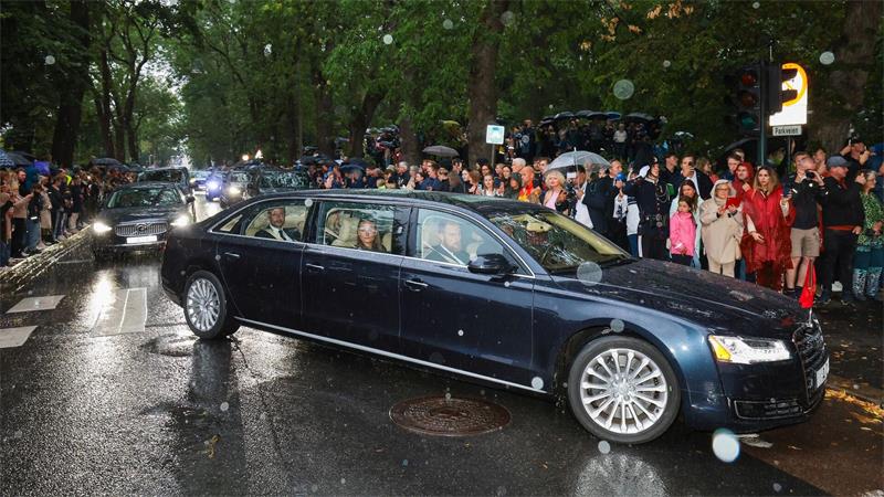 Norwegens König Haakon, Königin Mette-Marit und Kronprinzessin Ingrid Alexandra begleiten den Sarg mit König Harald V. in einem Trauerzug von der Kapelle des Nationalkrankenhauses durch Oslo zum Königspalast.
