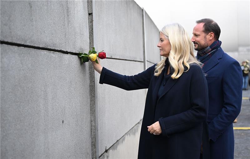 Norwegens Kronprinz Haakon und Kronprinzessin Mette-Marit nehmen in Berlin an der Zentralen Gedenkveranstaltung des 34. Jahrestags des Mauerfalls teil.