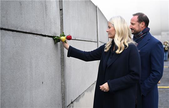 Norwegens Kronprinz Haakon und Kronprinzessin Mette-Marit nehmen in Berlin an der Zentralen Gedenkveranstaltung des 34. Jahrestags des Mauerfalls teil.