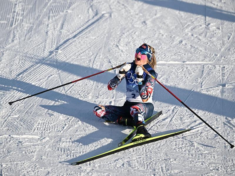 Langläuferin Johaug gewinnt erstes Gold in Peking Norwegens Langlauf-Star Therese Johaug hat die erste Goldmedaille bei den Olympischen Winterspielen in Peking gewonnen. Foto: Xiao Yijiu/XinHua/dpa