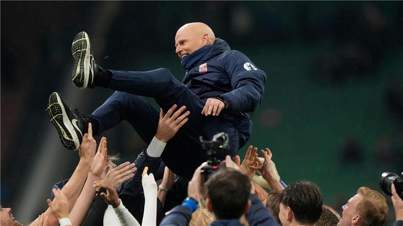 Norwegens Nationalmannschaft feiert Trainer Stale Solbakken nach dem 4:1 in Italien.