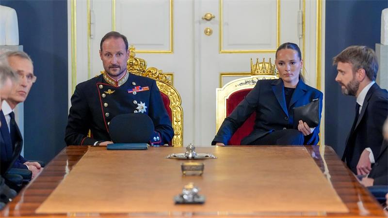 Norwegen weint um Harald - Kann Haakon die Lücke füllen? Norwegens neuer König Haakon VIII. am Mittag im Schloss. An seine Seite: Kronprinzessin Ingrid Alexandra (rechts).