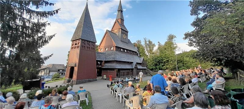 Norwegische Stabkirchen waren das Vorbild für die Stabkirche in Hahnenklee, die Anfang des 20. Jahrhunderts gebaut wurde. Damit sie nicht nur schön aussieht, sondern auch ein hochwertiges Kulturprogramm anbieten kann, hat sich vor 20 Jahren die Stiftung Hahnenklee gegründet. Sie sucht neue, junge Mitglieder. Fotos: Kempfer