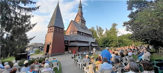 Norwegische Stabkirchen waren das Vorbild für die Stabkirche in Hahnenklee, die Anfang des 20. Jahrhunderts gebaut wurde. Damit sie nicht nur schön aussieht, sondern auch ein hochwertiges Kulturprogramm anbieten kann, hat sich vor 20 Jahren die Stiftung Hahnenklee gegründet. Sie sucht neue, junge Mitglieder. Fotos: Kempfer