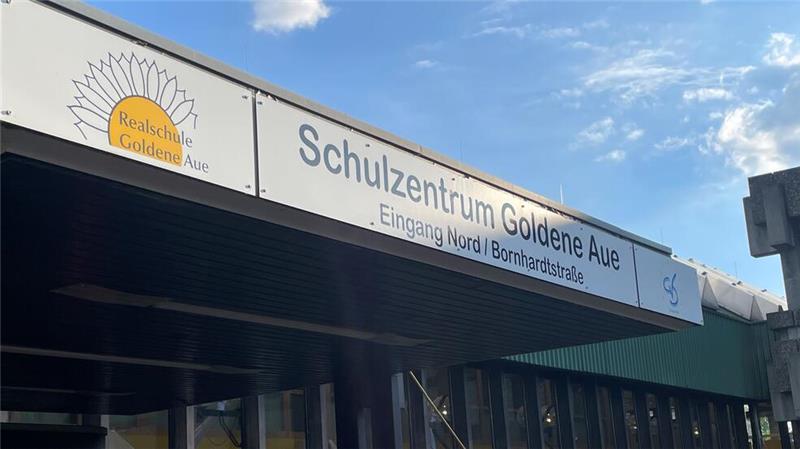 Nostalgie: Ende Juni lässt sich das alte Schild mit den Schulnamen über dem Eingang vom Parkplatz noch von der Abendsonne bescheinen.