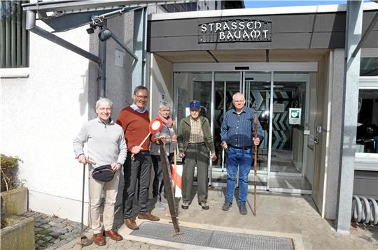 Nostalgie-Faktor (v. li.): Straßenmeisterei-Leiter Andreas Beder, Goslars Landesbehörden-Chef Günter Hartkens, Birgit Wölke vom Fachbereich Betrieb und Verkehr, Veteran Rolf Kühne sowie Marc Boscheinen aus Wölkes Fachbereich präsentieren Geräte, die zu Kühnes aktiven Zeiten und lange vorher zum Einsatz kamen. Foto: Heine