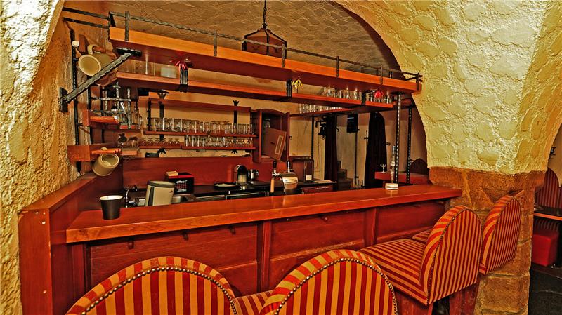 Die GZ blickt hinter die Türen der geschlossenen „Kaiserworth“ Nostalgie pur: Die alte Bar im „Dukatenkeller“ lädt geradezu zum Hinsetzen ein.