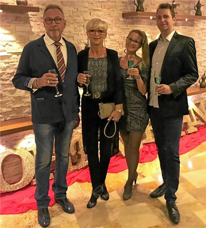 Tanzschule Springer: Tanzschritte über Whatsapp lernen Not macht erfinderisch: In Zeiten der Corona-Krise setzen Peter, Erika, Alexandra und Nicolai Springer (v.li.) auf Whatsapp-Videos, um die Tanzschritte zu erklären. Foto: Privat