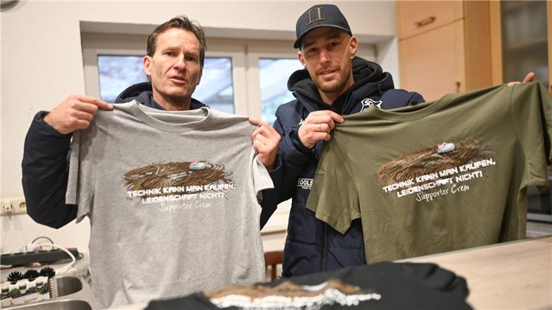 Rasenmähroboter dreht nachts durch und verwüstet Fußballfeld Not macht erfinderisch: Martin Monnerjahn (l.) und Alexander Fink von der SG Egels-Popens zeigen die „Retterschirts“ der Spendenkampagne.