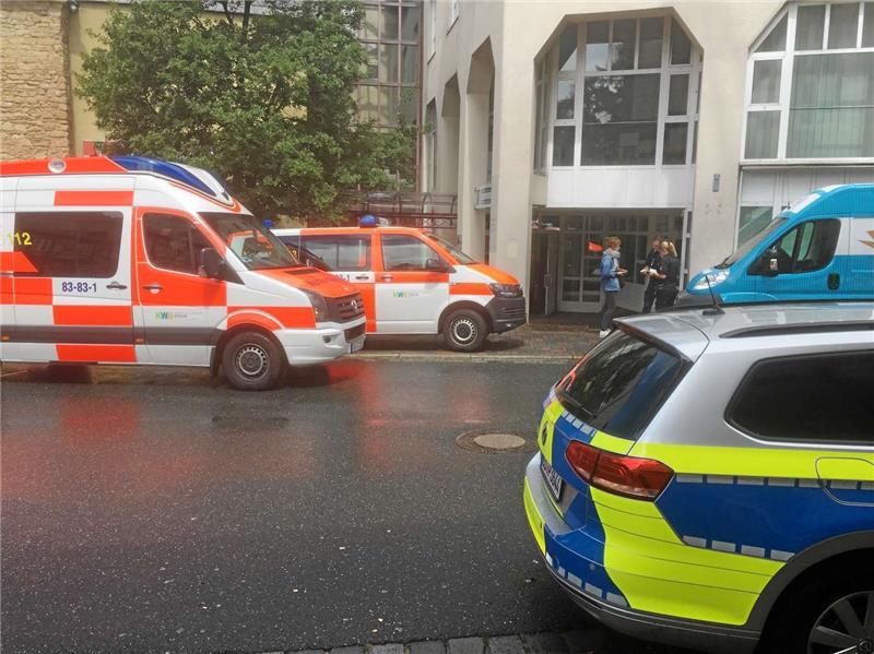 Notarzt, Polizei und Rettungsdienst sind vor Ort: Die junge Frau zieht sich beim Unfall leichte Verletzungen zu.  Foto: Heine