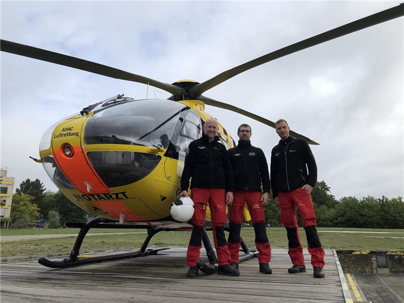 Notarzt Tobias Jüttner, Notfallsanitäter Enno Richter und Pilot Jossel Steffen (v.li.) sind Teil des Teams der Luftrettung in Wolfenbüttel. Foto: Katrin Schiebold