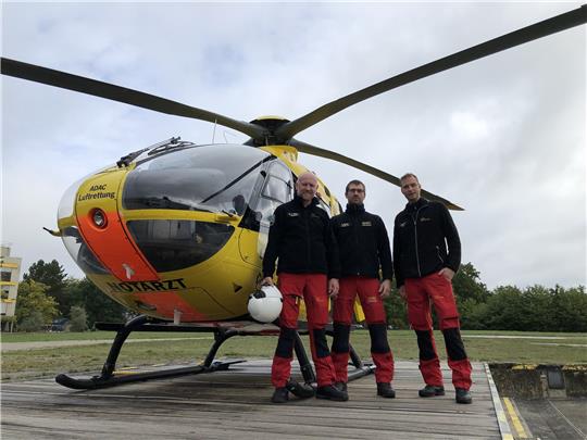 Notarzt Tobias Jüttner, Notfallsanitäter Enno Richter und Pilot Jossel Steffen (v.li.) sind Teil des Teams der Luftrettung in Wolfenbüttel. Foto: Katrin Schiebold