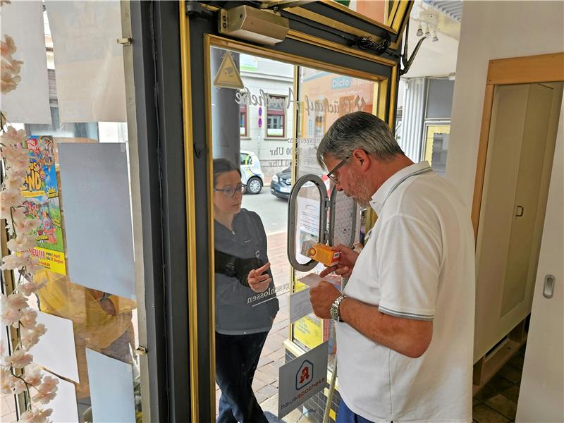 Protesttag in Goslar: Apotheken-Notdienst wird überrannt Notdienst in Goslar: Apotheker Roland Rehefeld reicht einer Kundin ein Medikament durch das Fenster. Foto: Sowa