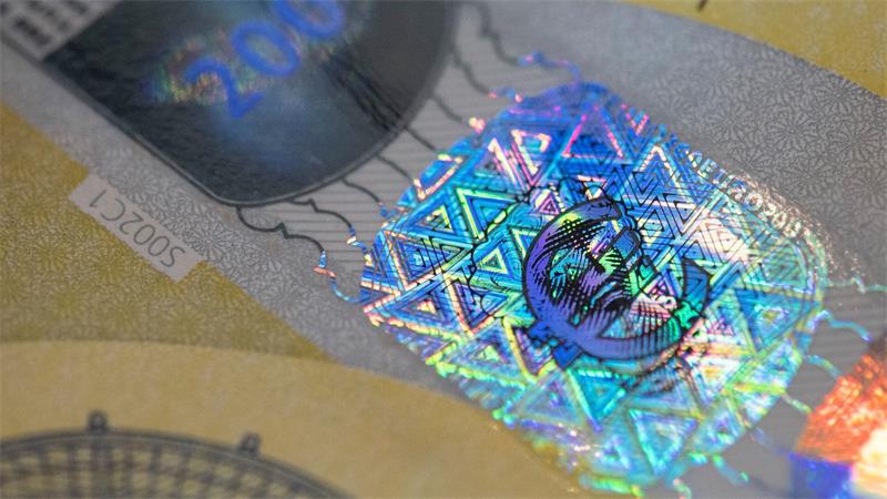 Notenbanken entwickeln regelmäßig neue Banknotenserien mit neuen Sicherheitsmerkmalen, um Kriminellen das Handwerk zu erschweren. (Archivbild)